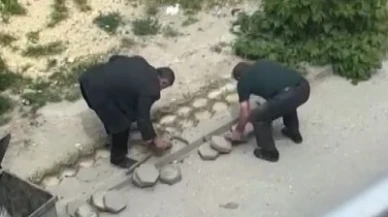 Sokaktaki kaldırım taşlarını söktü, görüntüleri yayılınca geri yerine koydu