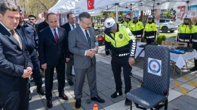 Vali Aksoy, polis ekiplerince kurulan stantları ziyaret etti