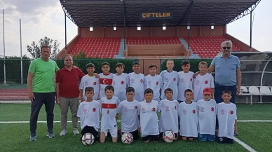 Ünlü’den minik futbolculara moral ziyareti