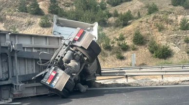 Tırın Kontrolden Çıktığı Kazada Maddi Hasar Meydana Geldi