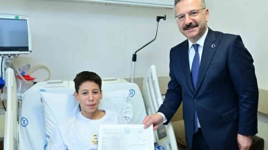 Vali Aksoy, Tedavi Gören Miniklere Karnelerini Hastanede Teslim Etti