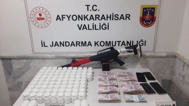 Afyon’da 3 gözaltı: Binlerce hap ve yüklü para yakalandı