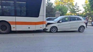 Otomobil Otobüse Çarptı, Küçük Yolcu Yaralandı
