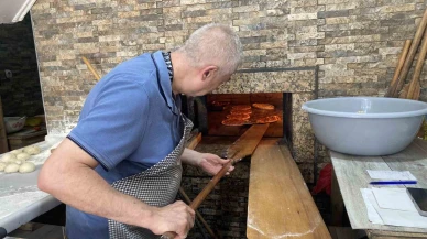 Eskişehir'de yaklaşık 400 derece sıcaklıktaki taş fırın karşısında zorlu mesai