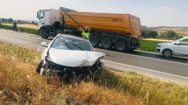 Viraj kazaya davetiye çıkardı: 3 araç birbirine girdi