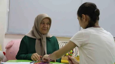 Koruyucu aile Ayşe'yi, özel gereksinimlerine rağmen asla geri vermeyi düşünmüyorlar