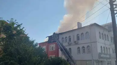 Kütahya’da 3 Katlı Binanın Çatısında Yangın Çıktı