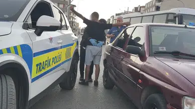 Çalışır haldeki otomobilde uyuyan 2 kişiyi polis güçlükle uyandırdı, araçtan yasaklı madde çıktı