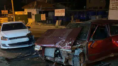 Eskişehir’de Kafa Kafaya Çarpışan Araçlar Hasar Gördü