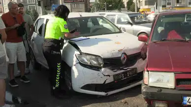 Kütahya'da İki Otomobil Kavşakta Çarpıştı