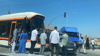 Eskişehir'de Tramvay İle Araç Çarpıştı: Seferler Aksadı
