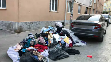 Eskişehir’de Kaldırıma Bırakılan Kıyafetler Tepki Çekti