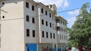 Eskişehir’de Atıl Belediye Binası Çocuklar İçin Tehlike Oluşturuyor