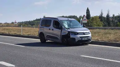 Eskişehir’de tıra arkadan çarpan araçta sürücü yaralandı