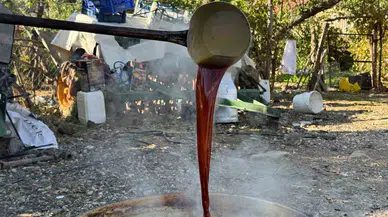 Eskişehir’de üzümler geleneksel yöntemle pekmeze dönüştürülüyor