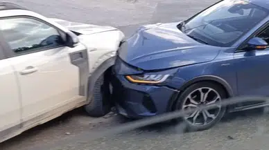 Eskişehir’de kavşakta iki otomobil çarpıştı