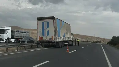 Sivrihisar’da kontrolden çıkan tır bariyerlere çarptı