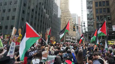 Manhattan’da Binlerce Kişi “Özgür Filistin” Sloganı Attı