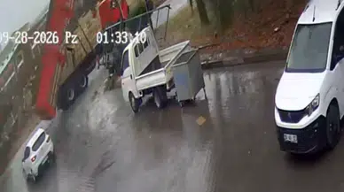 Damperi Açık Kalan Kamyon Giriş Kapısını Yıktı