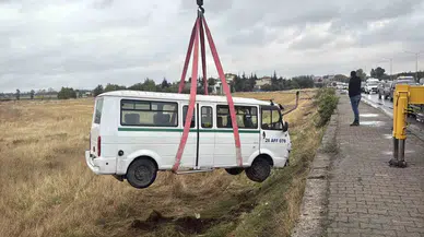 Eskişehir'de otomobil ile minibüs çarpıştı, minibüs tarlaya uçtu