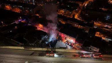 Eskişehir’de Ahşap Dolu Depo Alevlere Teslim Oldu, Mahalle Tahliye Edildi