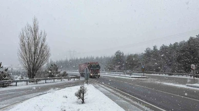 Afyonkarahisar’da kar yağışı yüksek kesimlerde etkisini gösterdi