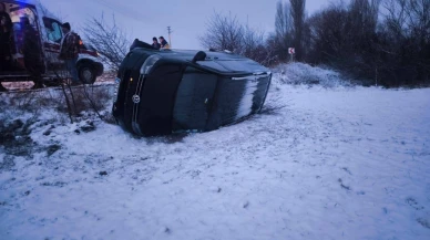 Afyonkarahisar’da Buzlanan Yolda Minibüs Şarampole Devrildi: 5 Yaralı