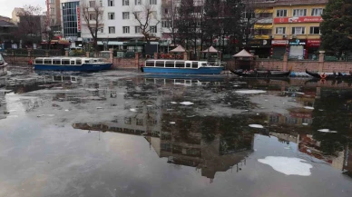 Donan Porsuk Çayı’nın buzu erimeye başladı