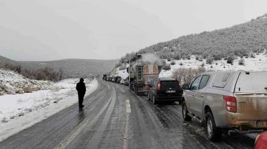 Seyitgazi Kırka Yolunda Uzun Araç Kuyrukları Oluştu