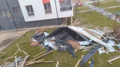 Eskişehir'de Fırtınada Uçan Çatı Dairenin İçine Girdi