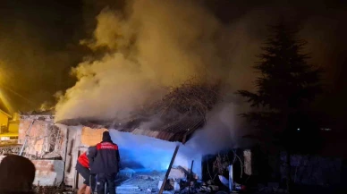 Afyonkarahisar’da Korkutan Yangın: Odunluk Alevlere Teslim Oldu