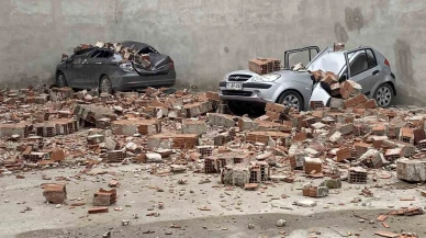 Eskişehir’de Fırtına Metruk Binanın Duvarını Yıktı: 6 Araç Hasar Gördü