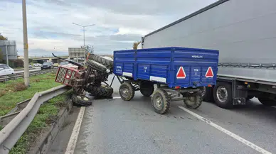 Eskişehir’de Kontrolden Çıkan Traktör Orta Refüje Devrildi