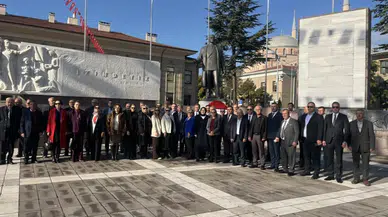 Eskişehirli Muhtarlar Atatürk Anıtı’na Çelenk Sundu