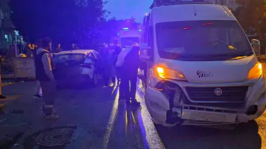 Eskişehir’de Servis Minibüsüyle Otomobil Çarpıştı