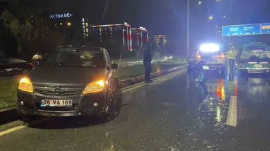 Kaygan Yolda Otomobil Refüje Çıktı, Motosiklet Sürücüsü Yaralandı