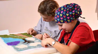 Gökkuşağı Kafe’de Öğrenciler Aileleriyle Keçe Panolar Üretti