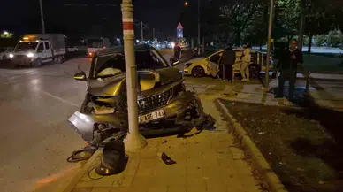 Savrulan Otomobil Trafik Lambası Direğine Çarptı
