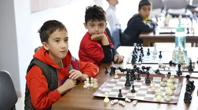 Tepebaşı’nda Çocuklar Satrançla Strateji Öğreniyor