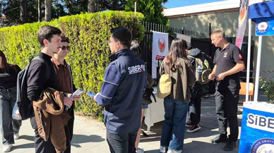 Eskişehir’de siber polisler öğrencileri dijital tehditlere karşı bilgilendirdi