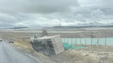 Eskişehir’de Kamyon Şarampole Devrildi