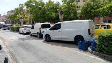 Esnaflar Mal İndirmek İçin Park Yeri Bulamayınca Yol Ortasında Durdu