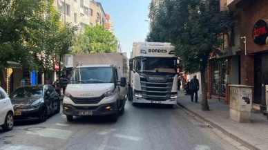 Yolun Ortasına Park Eden Kamyonet Trafiği Tıkadı