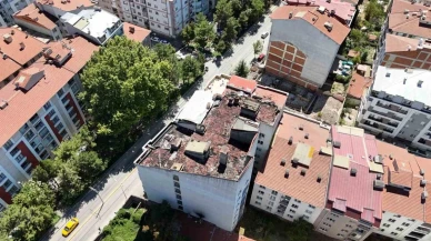 Eskişehir'de Apartmanda Çıkan Yangında Binanın Çatısı Küle Döndü