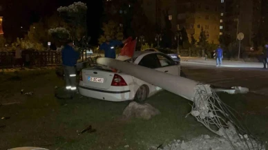 Beton Direğin Otomobilin Üstüne Düştüğü Kazada Üç Kişi Yaralandı