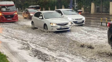 Eskişehir'de Gök Gürültülü Sağanak Yağış Hayatı Olumsuz Etkiliyor