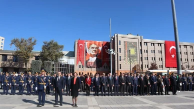 29 Ekim İçin Eskişehir Valiliği Atatürk Anıtı Önünde Çelenk Töreni Düzenlendi