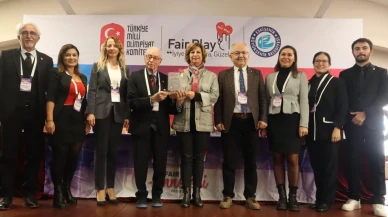 Eskişehir Fair Play Anneleri Projesi'nde Ayşe Ünlüce'ye "Yılın Fair Play Annesi Ödülü" Verildi