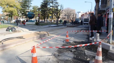 Kıbrıs Şehitleri Caddesi'nde Yol Bölme Ve Asfalt Çalışmaları Devam Ediyor