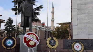 Valilik Meydanı'nda Üniversiteler Tarafından Öğretmenler Günü İçin Çelenk Bırakıldı